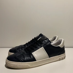 Valentino flycrew  - Hej! Säljer nu dessa sjukt snygga valentino flycrew. Skorna är i toppskick 9,5/10. Bara skorna medföljer vid köp  Hör av dig vid frågor 