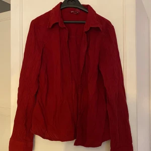 röd skjorta  - så söt röd mönstrad skjorta!! gammal h&m. storlek 42, men liten i storleken. skulle istället säga runt 38❣️⭐️