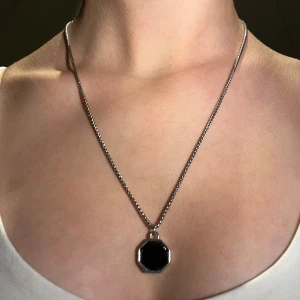 Långt halsband - Superfint silvrigt halsband med en liten svart smycke, den är rätt lång, ungefär 34cm. För fler bilder eller om du har några frågor skriv till mig!