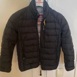 Parajumpers super light weight  - Parajumpers super light weight jacka. Svart storlek 10. Junior. Liten reva på ryggen laggad med textiltejp och syns inte om man har den på sig. 