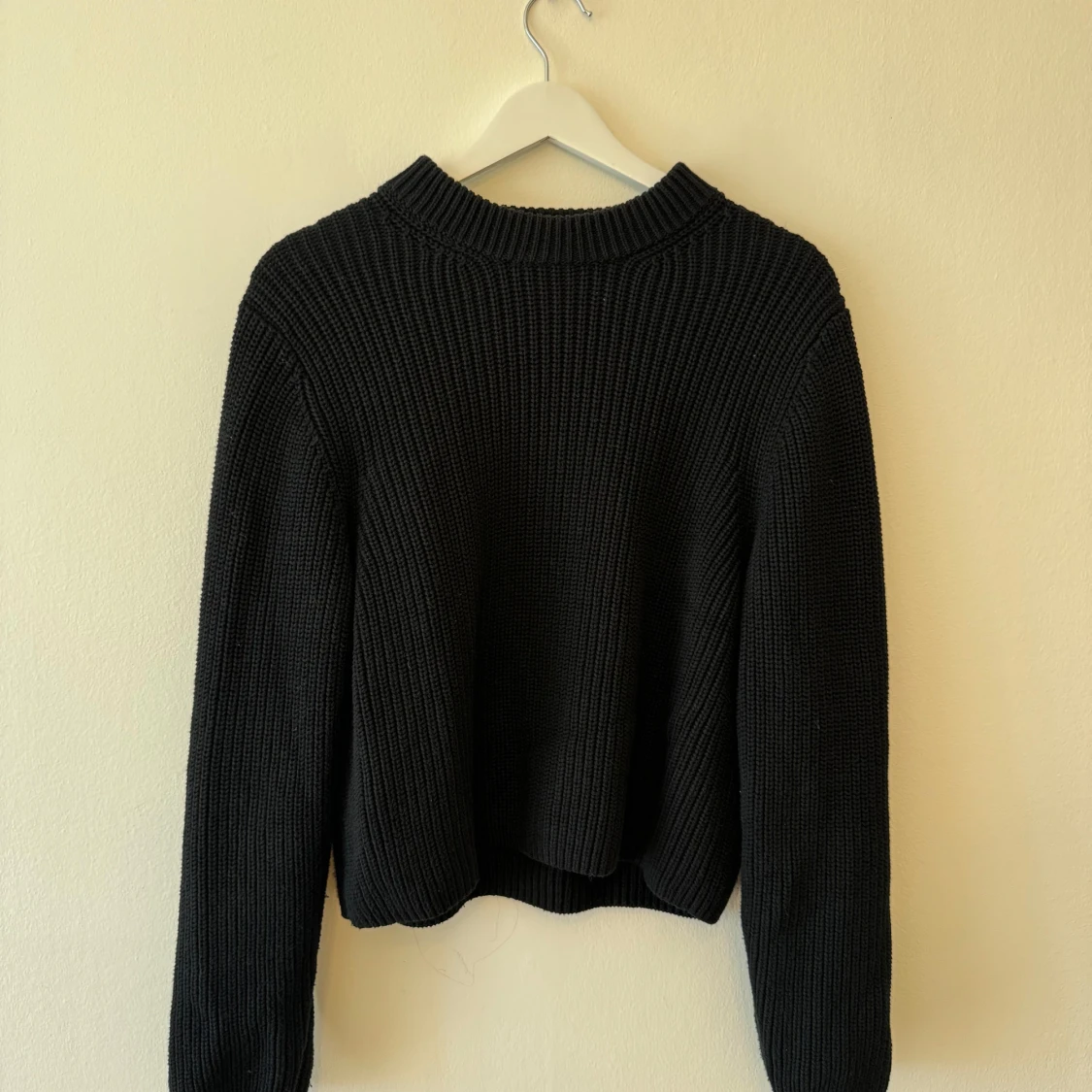 Svart stickad tröja från Weekday