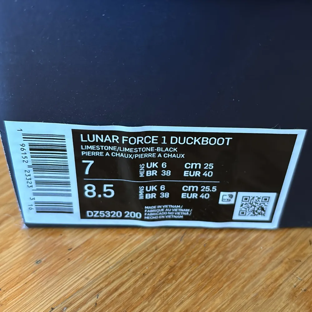 Nike Lunar Force Duckboot stlk 40 till salu.  Bra skick, inga trasiga sömmar eller slitna sulor. Minimalt rött märke på gummit på ena skon.  Nypris ca: 3500 kr. Skor.