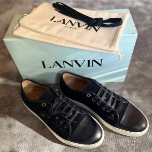 Helt nya Lanvin Nappa Cap Toe uk 9 med allt og, dvs låda, dustbags, extra snören och kvitto. Nypris 5200, mitt pris 3699. Passar ca 42-44. Bara att höra av sig vid frågor //Carl