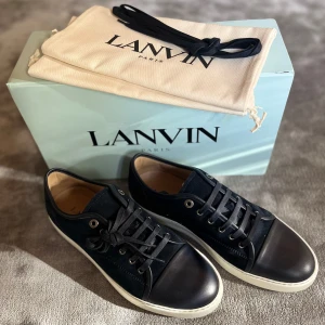 Lanvin skor - Helt nya Lanvin Nappa Cap Toe uk 9 med allt og, dvs låda, dustbags, extra snören och kvitto. Nypris 5200, mitt pris 3699. Passar ca 42-44. Bara att höra av sig vid frågor //Carl