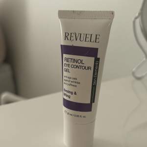 Säljer en tub med Revuele Retinol Eye Contour Gel. Denna gel är perfekt för att motverka ålderstecken runt ögonen, som rynkor och puffighet. Den är i en smidig 25 ml tub och är lätt att applicera med mjuka klappande rörelser tills den är helt absorberad. Används både morgon och kväll för bästa resultat. Tillverkad i EU.