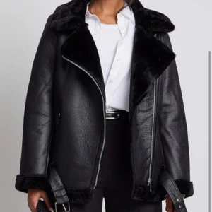 Pilot jacka (oversized) - Säljer denna vårjacka jackan som är köpt på Nakd förra året. Den har använts under förra hösten men inte så mycket mer än så, alltså är den i bra skick. Den är väldigt varm vilket är perfekt vid kallare väder. Den köptes för 900 kr.