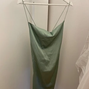 Grön klänning nakd  - Bra skick Storlek 38