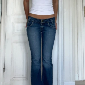 Lågmidjade jeans från lee  - Jättefina jeans med väldigt låg midja från lee, säljer då dem tyvärr är lite för korta för mig. Jag har sprättat upp dom där nere men det är inget man tänker på och om man vill kan man lätt sy upp dom igen💕