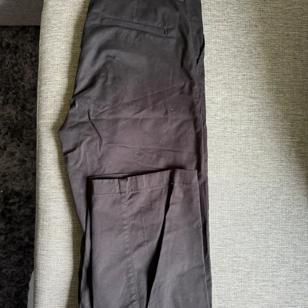 Säljer ett par chinos från märket Lee. Byxorna är endast använda en gång och är i nyskick. Storlek- w29 L32.. Jeans & Byxor.