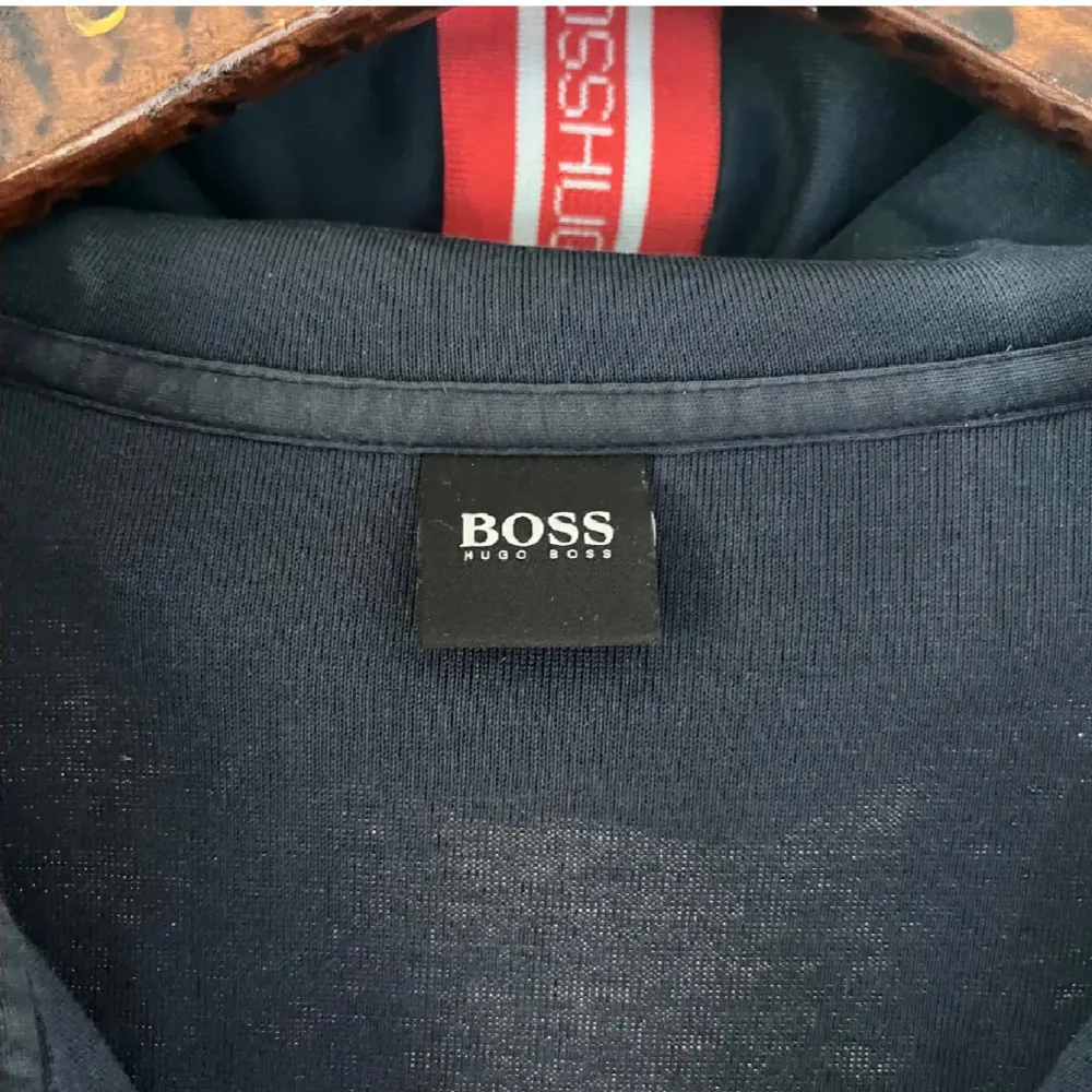 Hugo boss hoodie säljes Finns en liten skada vid fickan.  Annars bra Jag betalar frakt. Hoodies.