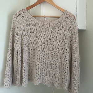 Virkad tröja  - Virkad beige tröja med utsvängda ärmar. Storlek XL men sitter som en S/M 