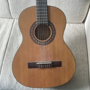 Gitarr  - En gitarr knappt använd för jag inte tyckte jag va nå bra inga skador