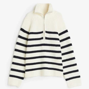 Ribbstickad tröja  - Ribbstickad tröja med dragkedja från H&M. Storlek M. Använd ett fåtal gånger. Inte nopprig men lite tyg fjun som sticker ut. Köpt för 399kr, säljer för 200kr. Helt slutsåld på hemsidan.