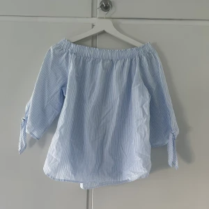 Blus - Somrig blus fråm h&m. Off shoulder. Sann till storlek. Skjortmaterial. Pris går såklart att diskutera💕