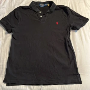 Polo Ralph Lauren  - Tjena detta är min polo Ralph Lauren piké och den har blivit för liten. Skriv om ni vill köpa  