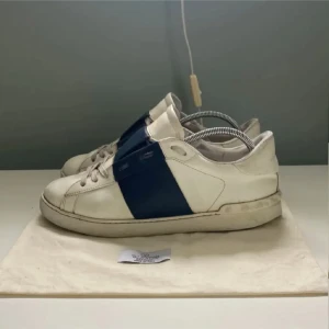 Valentino Open - Skick 8/10 storlek 44 nypris ligger mellan 7- och 8000