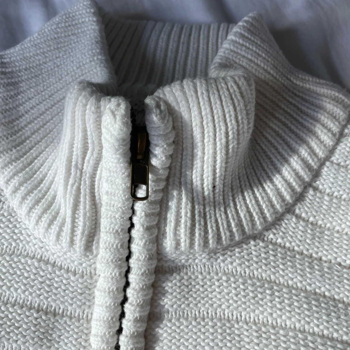 Vit stickad jacka med dragkedja - 90