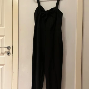 Svart tyg overall - Ungefär ny, blev liten därför säljs den.