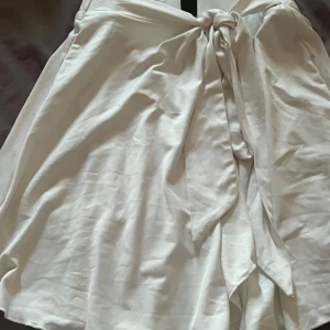 Kjol med knytning  - Kjol med knytning från shein. Jag har nästan aldrig använder kjolen men den är köpt second hand, säljer då det inte är min stil. Den är storlek xs men passar även folk som har större. Använd köp knappen och skriv för fler frågor💞