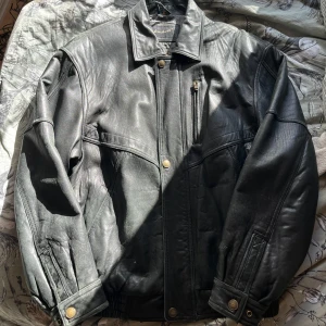 Svart skinnjacka - Cool oversized svart skinnjacka som är köpt second hand🍂🍂🍂Perfekt till hösten, säljer pga kommer inte längre till användning (herr m, strl 48) 