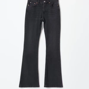 lågmidjade jeans - Säljer ett par svarta petite lågmidjade jeans då dem inte kommer till användning. Jag köpte dem för 499kr