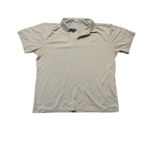 Lacoste piké tröja - En schysst Lacoste tröja jag vill sälja, bra skick och riktigt snygg 🤩 