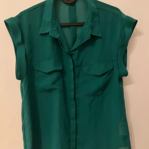 Grön kort ärmad blus - Lite genomskinlig och tunn men bra kvalité och vacker färg