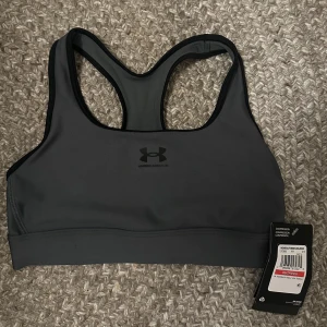 Under armour bh - Sport bh som är för liten för mig så måste sälja vidare. Storlek XS