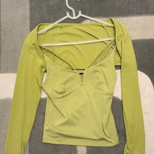 Bikbok linne/tröja - Oanvänt linne/tröja från bikbok i förgen grön