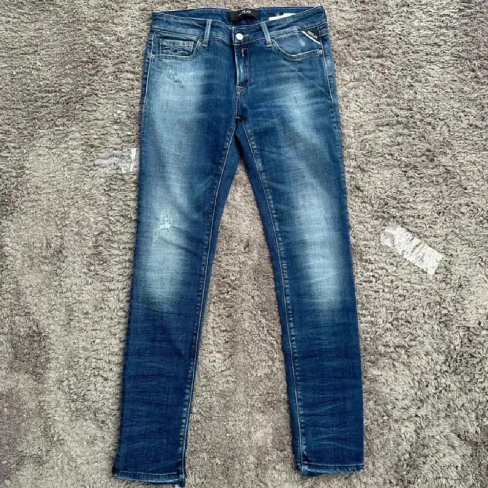 Hej. Säljer dessa sjukt snygga Replay jeans. Storlek 29/30. Passar 60-65 kg. Och 178-185cm långa personer. Nypris 1800kr. Hör av dig vid några frågor. Mvh carusfasion. . Jeans & Byxor.