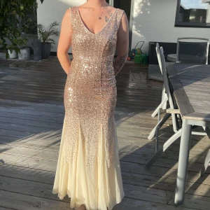 Balklänning -guld med glitter - Guldig balklänning med massa guldiga paljetter.  