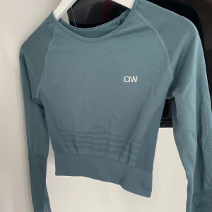 Blå långärmad tröja från ICW - Säljer en snygg ”blå” långärmad tröja från ICW. Den är perfekt för träning med riktigt bekvämt material. Den är i nyskick och aldrig använd