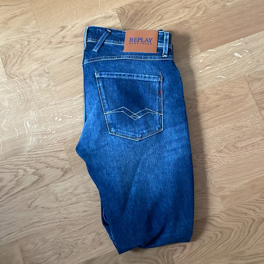 Snygga jeans i mörkblå färg med fade längst benen. Riktigt fet och unik mörkblå färg. Aldrig använda, skick 10/10. Modell: 184cm och 70kg. Tveka inte på att kontakta oss vid frågor!😄. Jeans & Byxor.