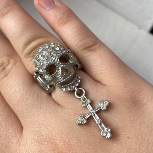 Dödskalle ring - En snygg ring som är uttöjdbar för ditt finger🌸