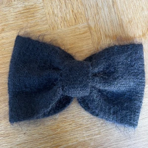 Rosett-pannband i mohair  - Pannband perfekt till vintern, gullig rosett! I mohair/ull nyskick 