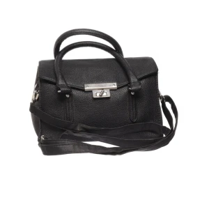 Väska från atmosphere  - Skit gullig väska som passar till många outfits. Den är i bra skick men det finns några små defekter (kan skicka bild) därför säljer jag den för ett billigt pris!💕obs bandet kommer inte med