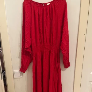 Röd lång klänning - Bra kvalité lång och vacker färgad klänning.