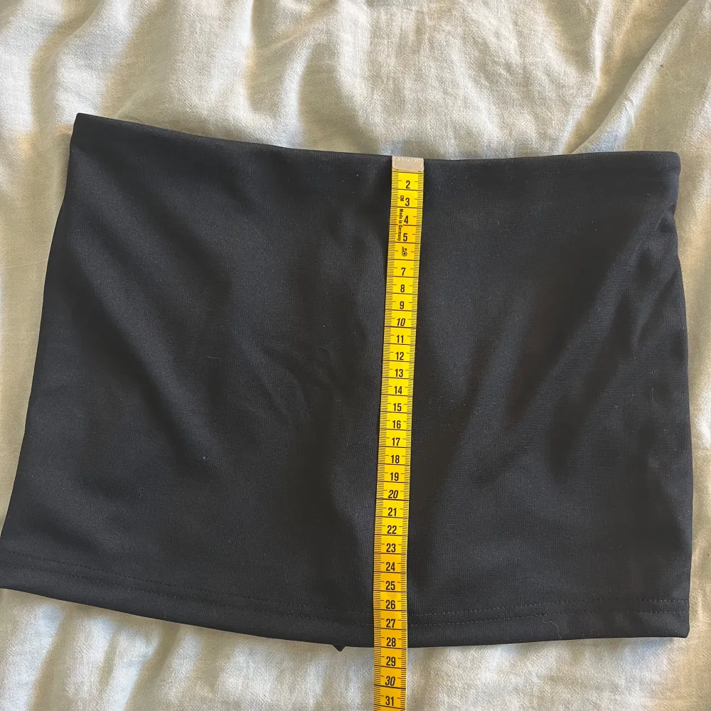 Den ultimata minikjolen! Kjolen har inbyggda shorts så du behöver inte oroa dig om kjolen glider upp. Perfekt till en utekväll och har ett skönt stretchigt material . Kjolen är ungefär 28cm lång och är helt oanvänd. 🖤. Kjolar.