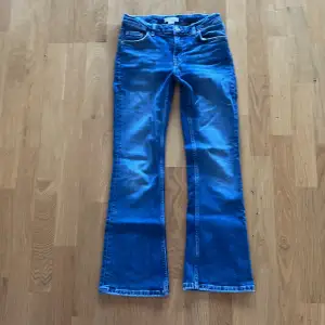 Säljer dessa midwaist Gina young jeans för att dom är för korta för mig, storlek 146.  Längd:88 cm innerbenslängd: 67 cm Midja rakt över: 32 cm (med resor så man kan göra midjan mindre). Skriv vid intresse eller frågor. Köparen står för frakten