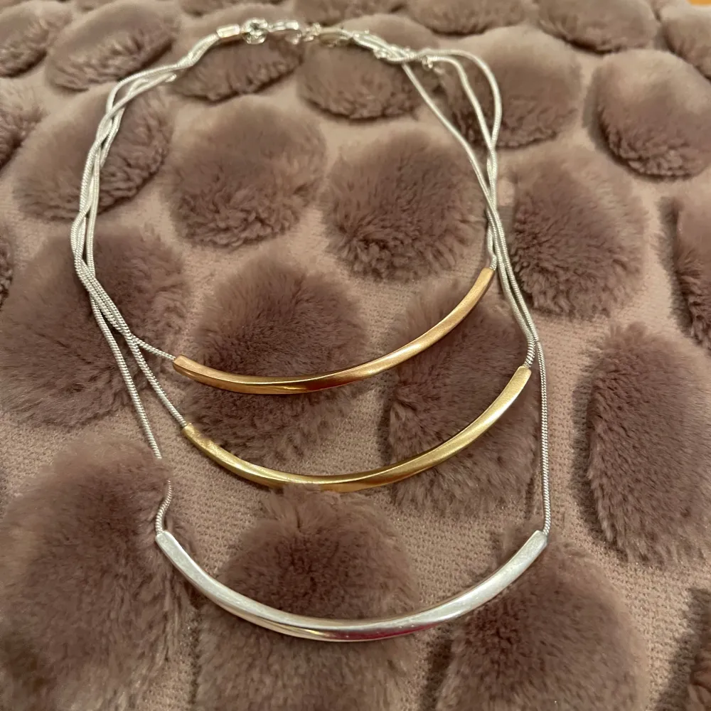 Halsband från ZBH med 3 kedjor i ett. Färg: rosé, guld och silver. Justerbar storlek 43-50 cm. . Accessoarer.