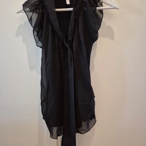 Topp/linne - Topp/Linne från Only. Använd fåtal gånger. Stretchbar material på ryggen, mjuk. Framtill är lite fina volanger. Storlek XS. 95% viskos, 5% spandex.