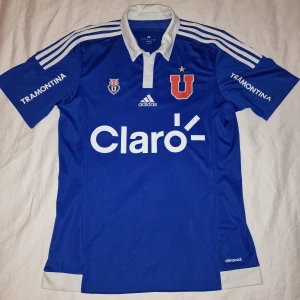 Universidad de Chile soccer jersey Adidas - Adidas Universidad de Chile 2015 jersey. Extremt SÄLLSYNLIGT! Grafik fram och bak. Storlek: M Sparsamt använd, fantastisk form.
