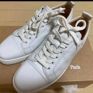 Christian Louboutin  - Näst intill helt nya, storlek 40,5. Använda fåtals gånger som man kan se bara undersulan som är slite smutsig men kan rengöras, replacment box.