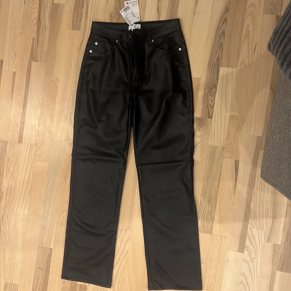 Helt nya och oanvända med lappen kvar. Storlek 40, nypris: 299kr. Veganska 100% polyester.. Farkut & Housut.