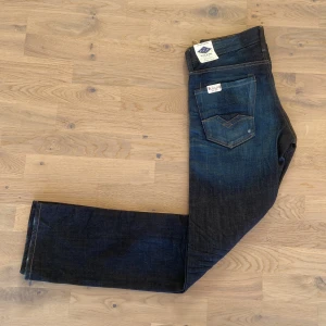 Helt Nya Replay Jeans - Jag kör ett intressekoll på dessa Replay jeans! | Skick: 10/10, inga defekter dom är helt nya, skavankerna är en del av designen | Dom är sällsynta och är en gammal collab med FC Barcelona | Skriv om ni har frågor! Modell: Waitom, straight/slim 