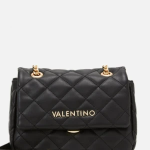 VALENTINO VÄSKA - Säljer den här jättefina valentino väskan då det ej kommer till användning längre och den är i bra skick💗