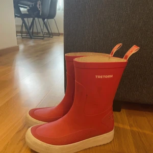 Tretorn Stövlar  - Använda stövlar men är i bra skick. Det finns effekter på stövlarna som jag ej får bort därav priset! Nypris 600kr