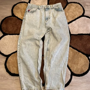 Skate byxor (big boys) - Säljer de för ändrad stil. De är rätt bra skick förutom där nere på hälarna men det ger byxorna en mer vintage stil på dom. Pris kan alltid diskuteras. Om du undrar om nått tveka inte utan bara fråga på😁😁🙏