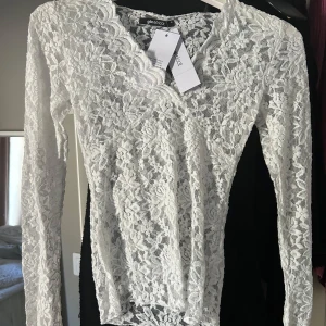 Spets tröja  - Säljer denna fina spets tröjan som inte kommer till användning, helt ny och aldrig använd!🤗strl Xs men den passar större storlekar också! 