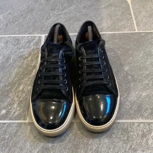 Lanvin skor - Tja🙌🏼 Säljer nu dessa asfeta Lanvin skor i storlek uk 6 men passar 42-43. Extremt bra skick och har använts sparsamt. Vid frågor är det bara att skriva💯 Kan tänka mig gå ner i pris vid snabb affär!